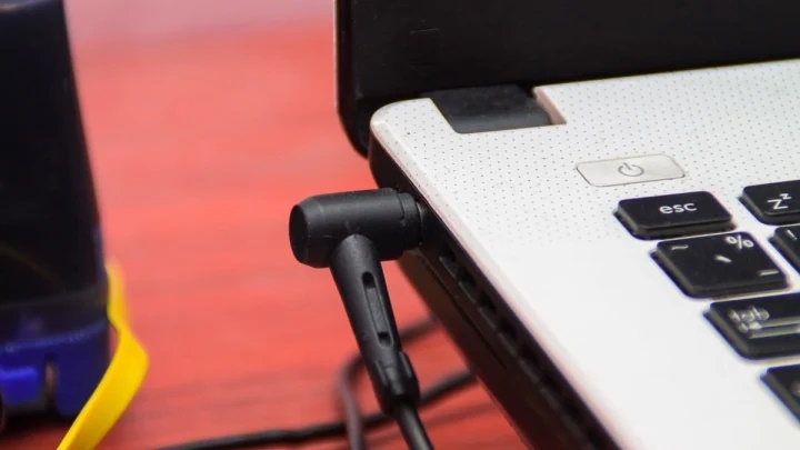 Sạc máy tính qua đêm có sao không?-1