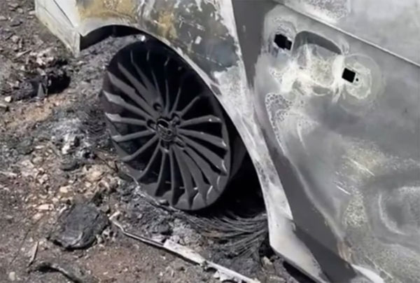 Lái xe sang đến nghĩa trang thanh minh, người đàn ông hối hận vì điều này-2