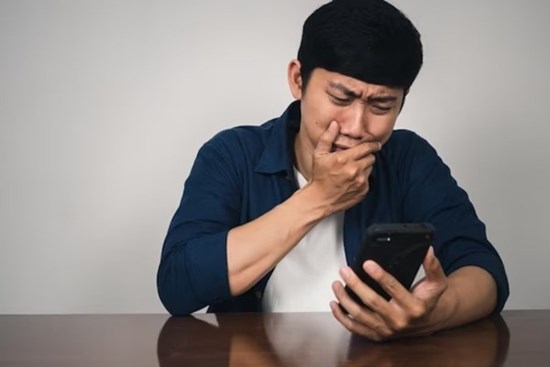 Chàng trai nhắn tin cho bố đã qua đời để tâm sự, giật mình khi nhận được tin nhắn trả lời