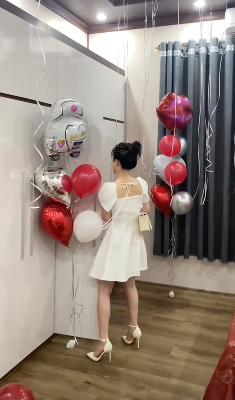 Cô gái bắn pháo giấy đầy phòng cưới của bạn gây tranh cãi-1