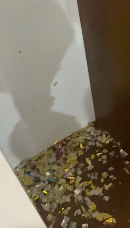 Cô gái bắn pháo giấy đầy phòng cưới của bạn gây tranh cãi-2