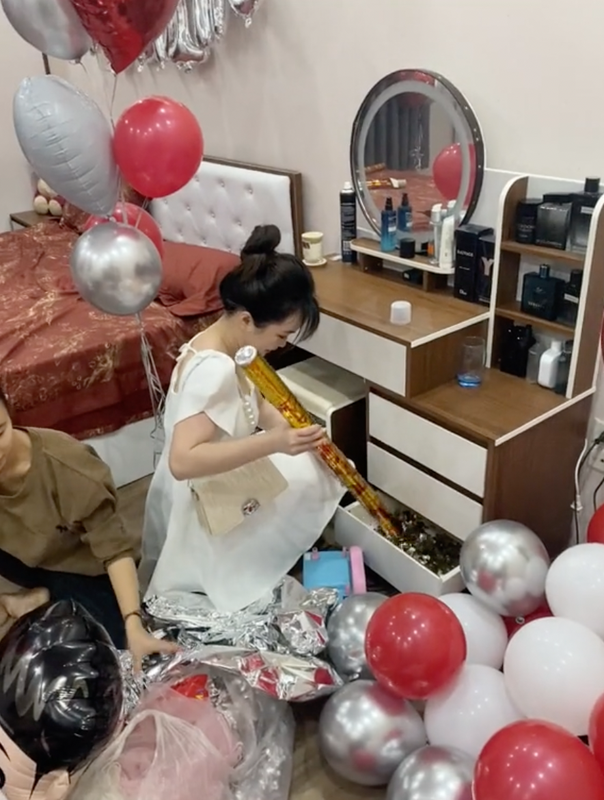 Cô gái bắn pháo giấy đầy phòng cưới của bạn gây tranh cãi-3
