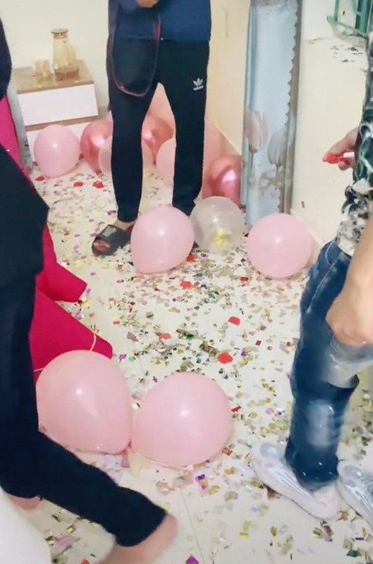 Cô gái bắn pháo giấy đầy phòng cưới của bạn gây tranh cãi-7