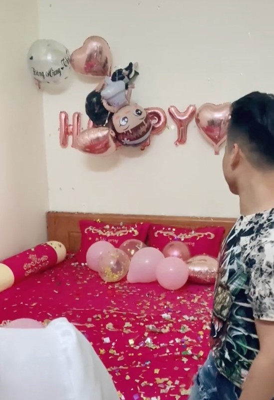 Cô gái bắn pháo giấy đầy phòng cưới của bạn gây tranh cãi-6