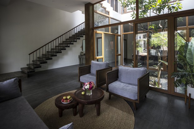 Con trai xây tặng nhà mái dốc đẹp như tranh vẽ tặng mẹ-2