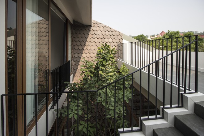 Con trai xây tặng nhà mái dốc đẹp như tranh vẽ tặng mẹ-5