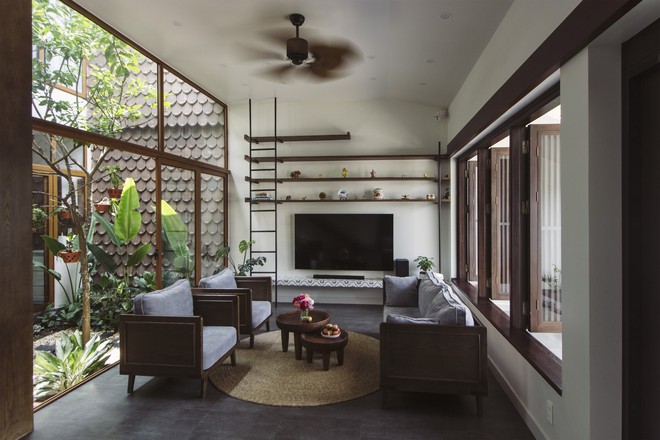 Con trai xây tặng nhà mái dốc đẹp như tranh vẽ tặng mẹ-10