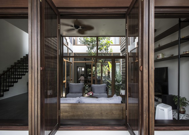 Con trai xây tặng nhà mái dốc đẹp như tranh vẽ tặng mẹ-12