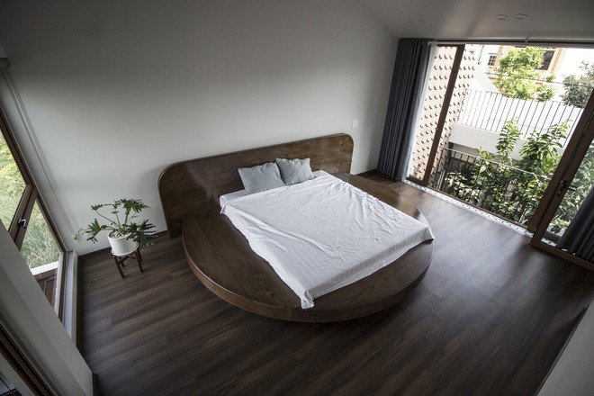 Con trai xây tặng nhà mái dốc đẹp như tranh vẽ tặng mẹ-13