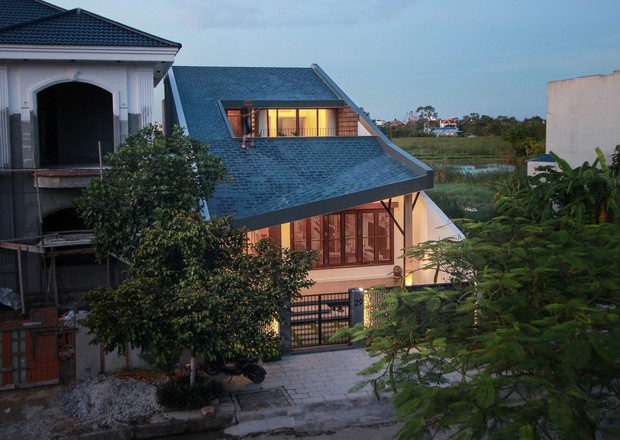 Con trai xây tặng nhà mái dốc đẹp như tranh vẽ tặng mẹ-14