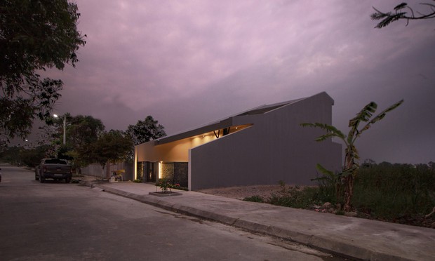 Con trai xây tặng nhà mái dốc đẹp như tranh vẽ tặng mẹ-8