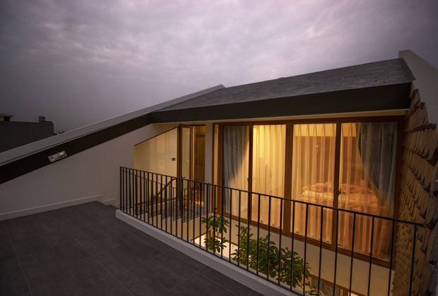 Con trai xây tặng nhà mái dốc đẹp như tranh vẽ tặng mẹ-9