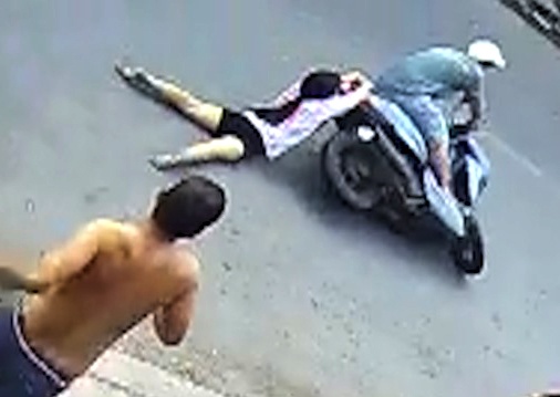 Nghi can trộm điện thoại kéo lê bé gái ở TP.HCM-1