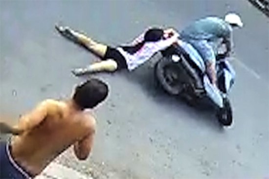 Nghi can trộm điện thoại kéo lê bé gái ở TP.HCM