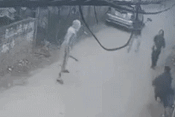 Người dân kinh hãi kể lại phút người đàn ông bị chém lìa tay ở Hoài Đức (Hà Nội)-3