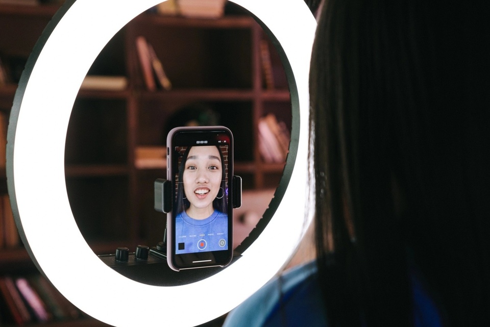 Streamer chuyên kể chuyện kinh dị-1