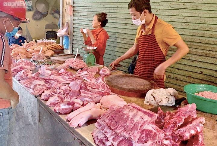 Giá heo hơi chạm đáy: Vì sao người tiêu dùng vẫn phải mua thịt heo giá cao?-3