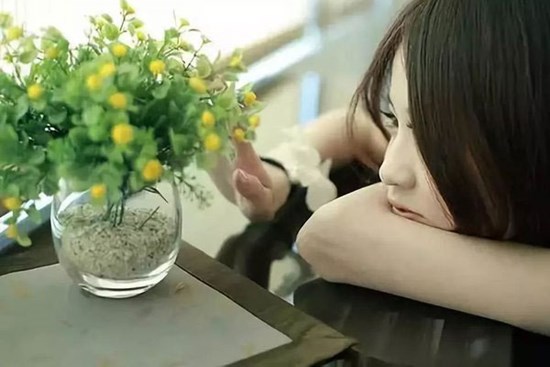 Lẻn vào phòng chồng sắp cưới xem khi đến nhà chơi, gái trẻ 