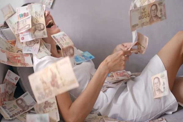 Liên tục nhìn thấy biển số xe này, cô gái mua vé số và trúng giải độc đắc-1