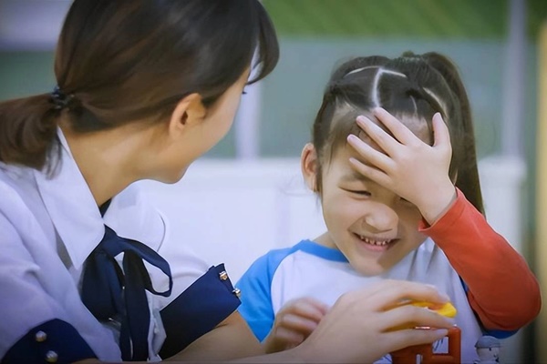 Con gái thường xuyên thấy có người... bước ra từ Tivi, bố mẹ vội đưa đi khám bác sĩ, nghe nguyên nhân thì bật khóc vì hối hận-2