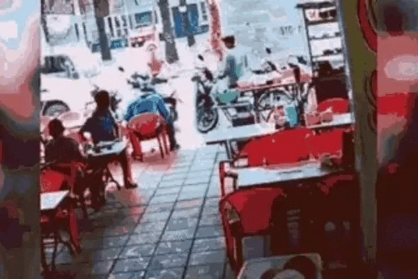 Thanh niên lái xe máy tông thẳng vào quán cơm, thực khách 'đứng tim'