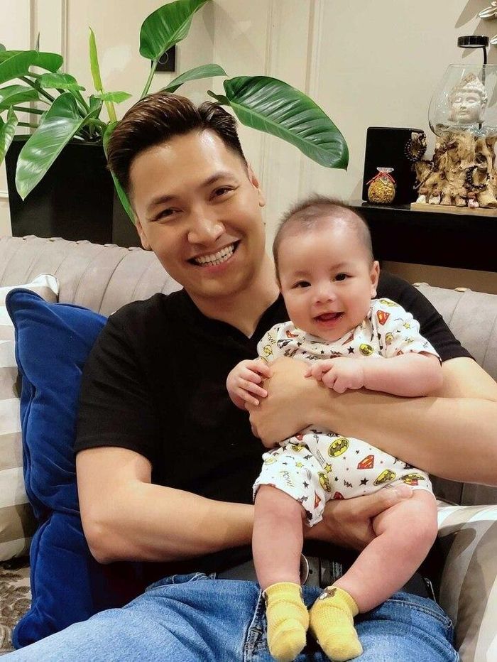 Mạnh Trường khoe ảnh con trai út siêu dễ thương-1