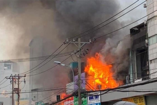 Hình ảnh vụ cháy chợ biên giới Ea Súp, hàng trăm ki ốt bị thiêu rụi-7