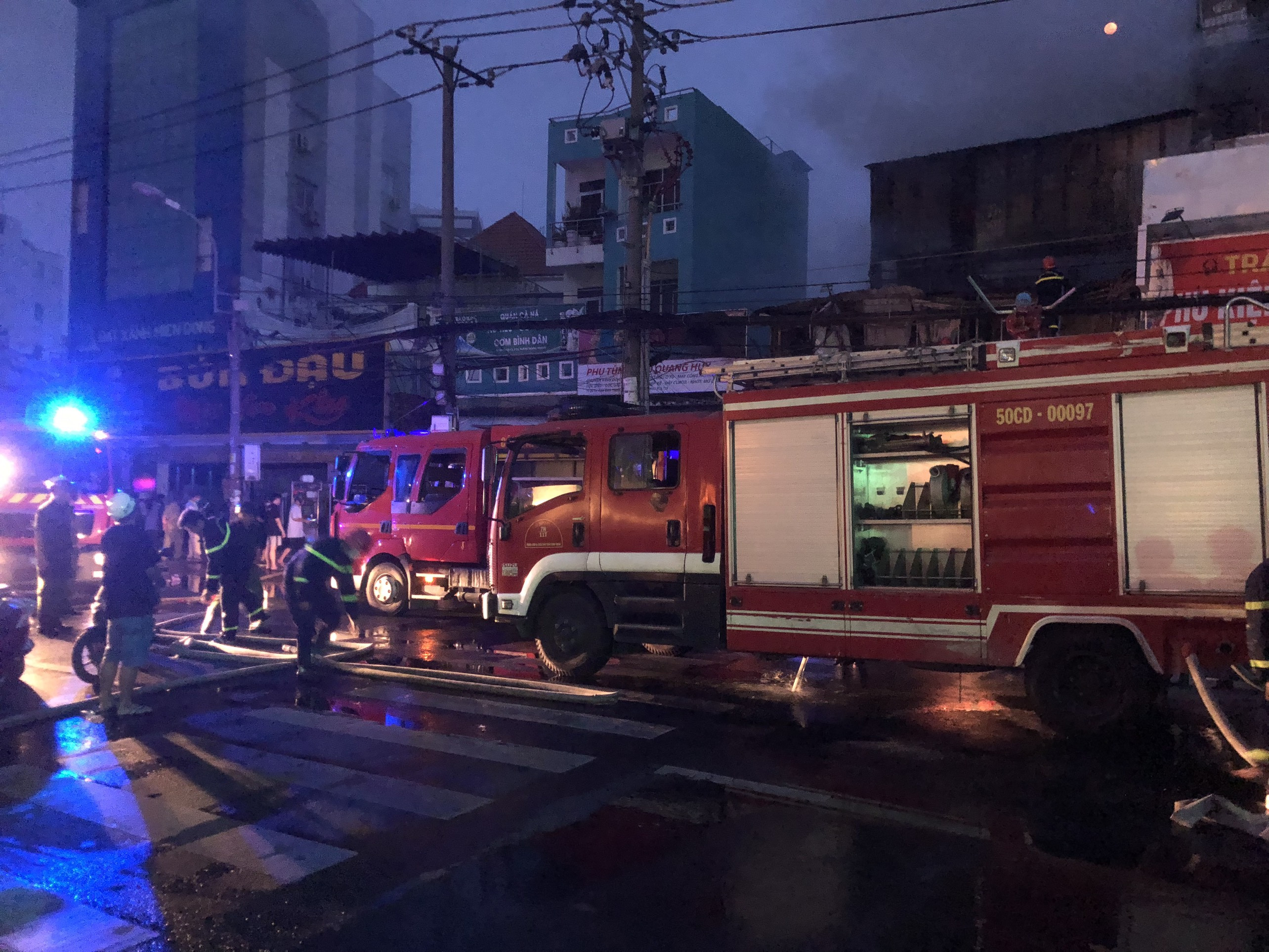 39 người thoát khỏi biển lửa vụ cháy quán phở gần bến xe Miền Đông-2