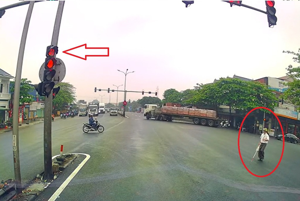 Ấm lòng xem clip tài xế dừng xe giúp người khiếm thị qua đường-1