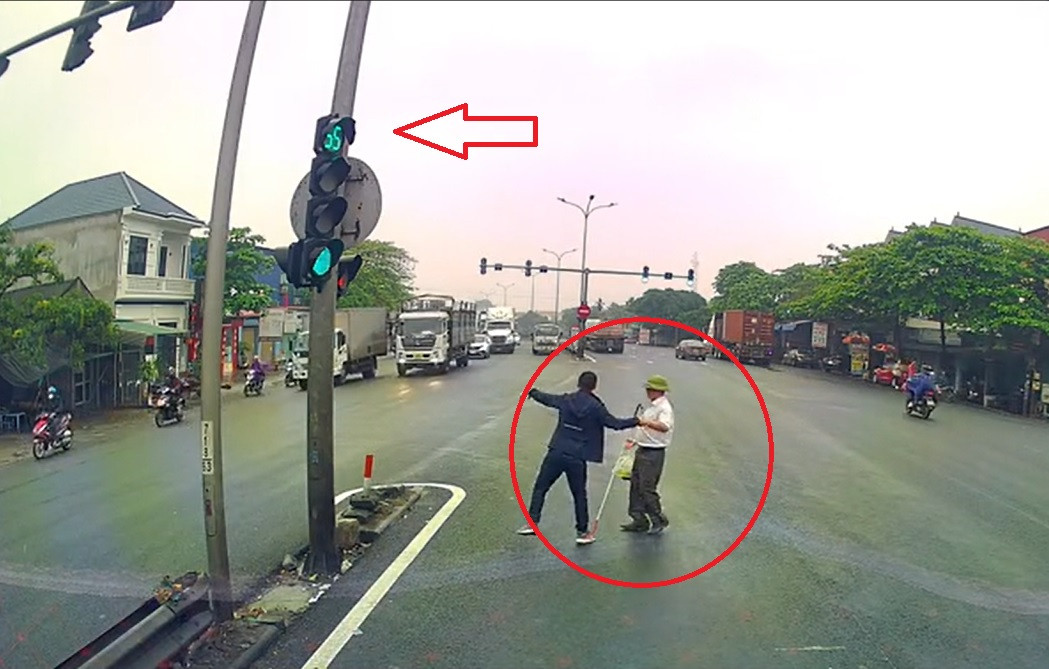 Ấm lòng xem clip tài xế dừng xe giúp người khiếm thị qua đường-2