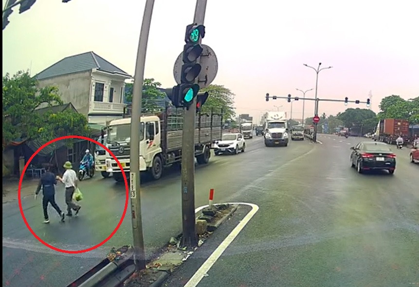 Ấm lòng xem clip tài xế dừng xe giúp người khiếm thị qua đường-3