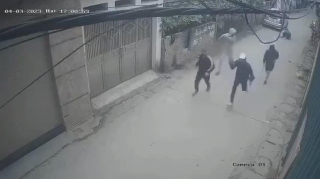 Người dân kinh hãi kể lại phút người đàn ông bị chém lìa tay ở Hoài Đức (Hà Nội)-2