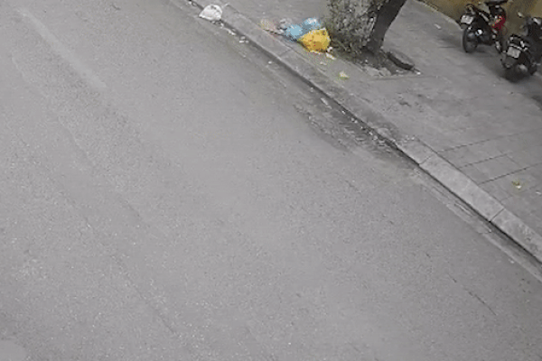 Ôtô kéo lê cảnh sát hàng trăm mét ở Trung Quốc-1