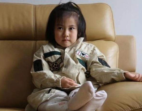 Con gái thường xuyên thấy có người... bước ra từ Tivi, bố mẹ vội đưa đi khám bác sĩ, nghe nguyên nhân thì bật khóc vì hối hận-1