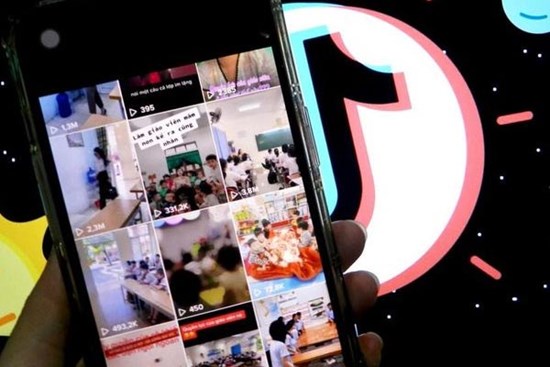 Giáo viên khoe quyền lực, 'tố' học sinh trên TikTok