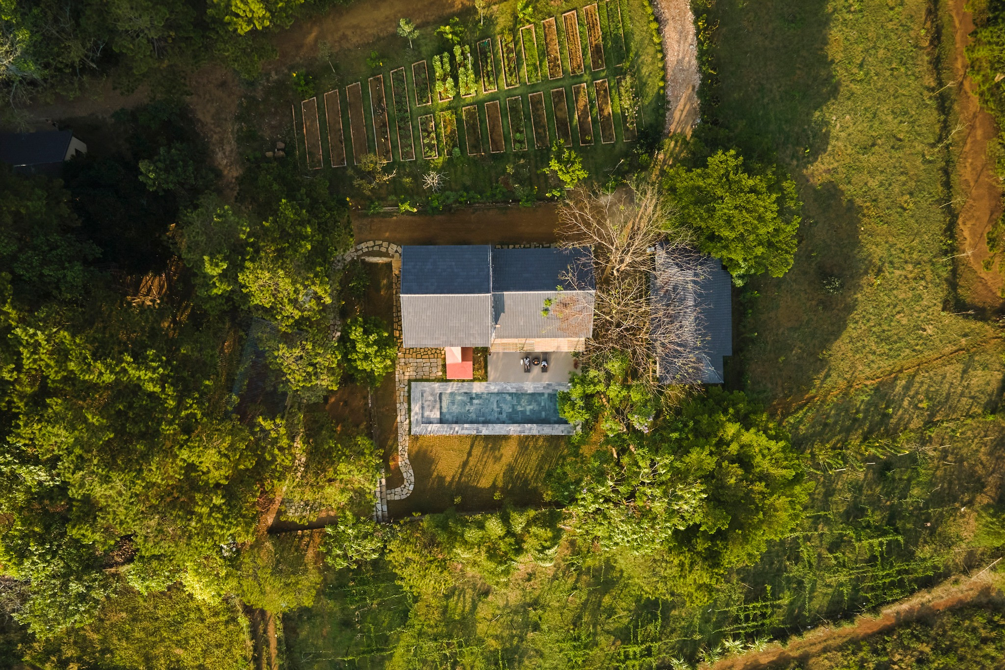 Ngôi nhà trên đỉnh đồi ở Bảo Lộc mang màu sắc vùng đất đỏ, tái sử dụng đồ cũ-1