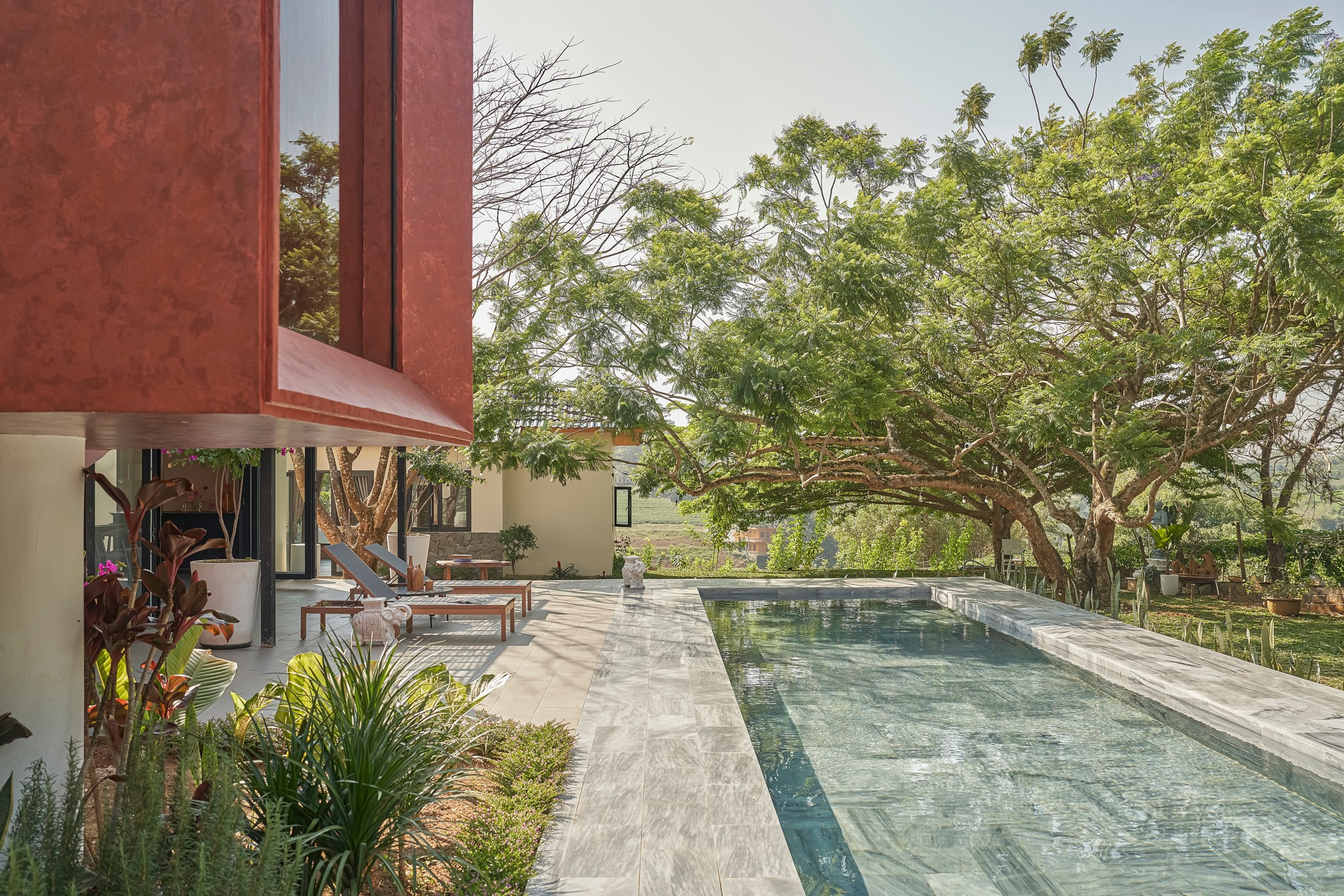 Ngôi nhà trên đỉnh đồi ở Bảo Lộc mang màu sắc vùng đất đỏ, tái sử dụng đồ cũ-2