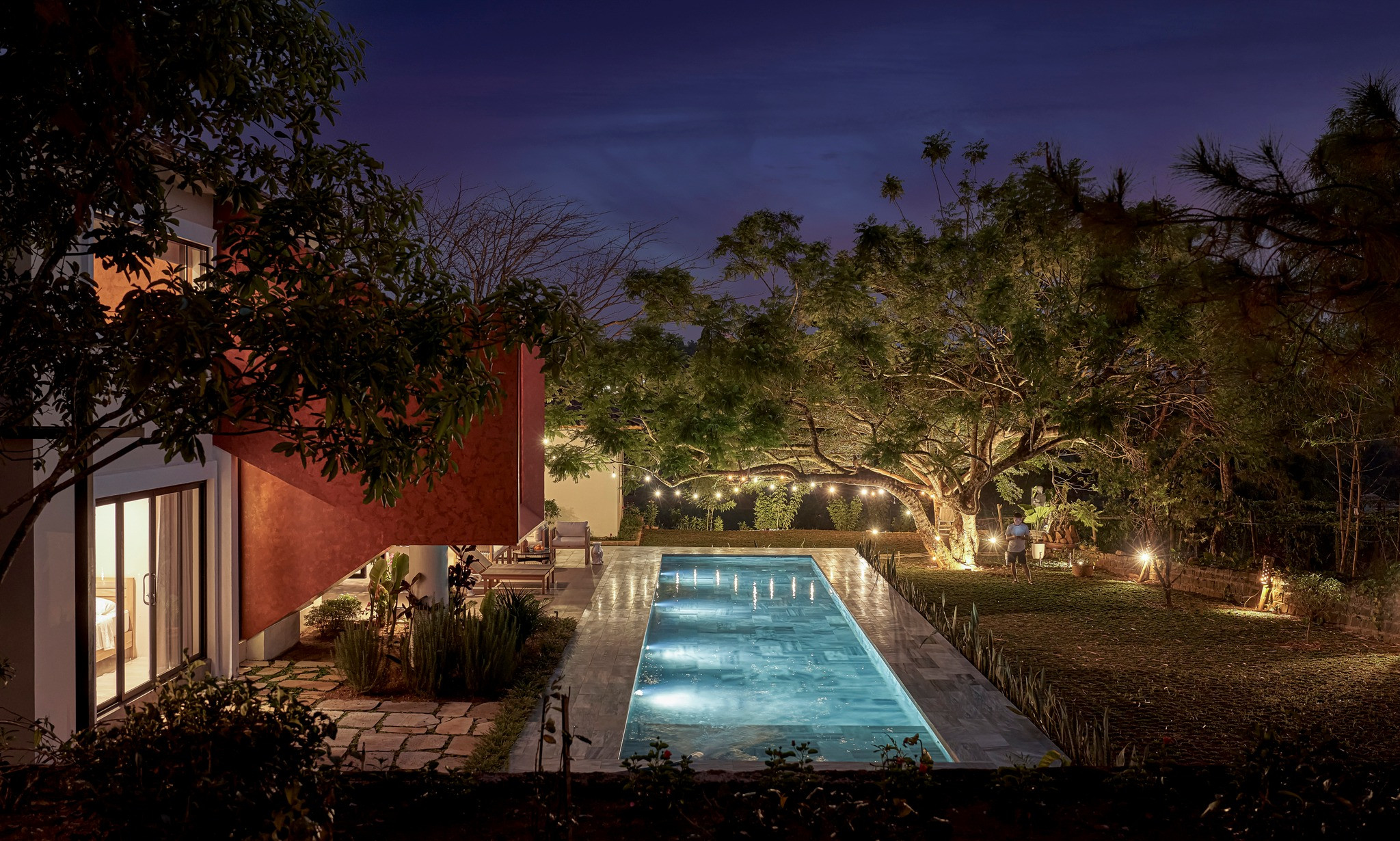 Ngôi nhà trên đỉnh đồi ở Bảo Lộc mang màu sắc vùng đất đỏ, tái sử dụng đồ cũ-4