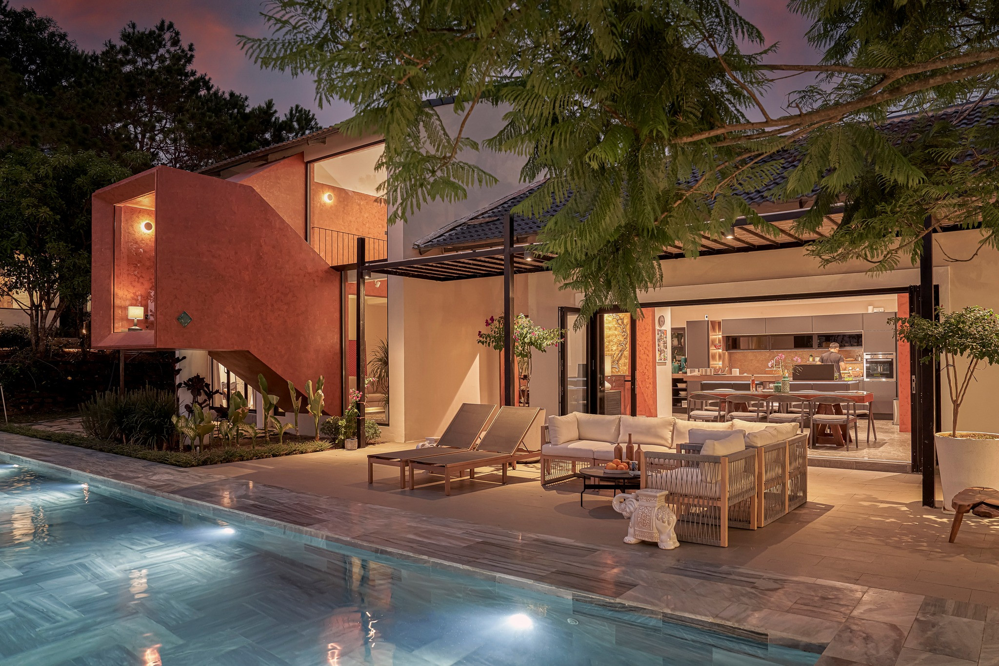 Ngôi nhà trên đỉnh đồi ở Bảo Lộc mang màu sắc vùng đất đỏ, tái sử dụng đồ cũ-5