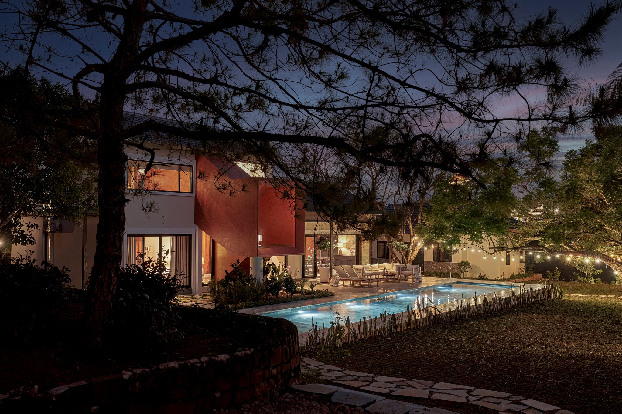 Ngôi nhà trên đỉnh đồi ở Bảo Lộc mang màu sắc vùng đất đỏ, tái sử dụng đồ cũ-6