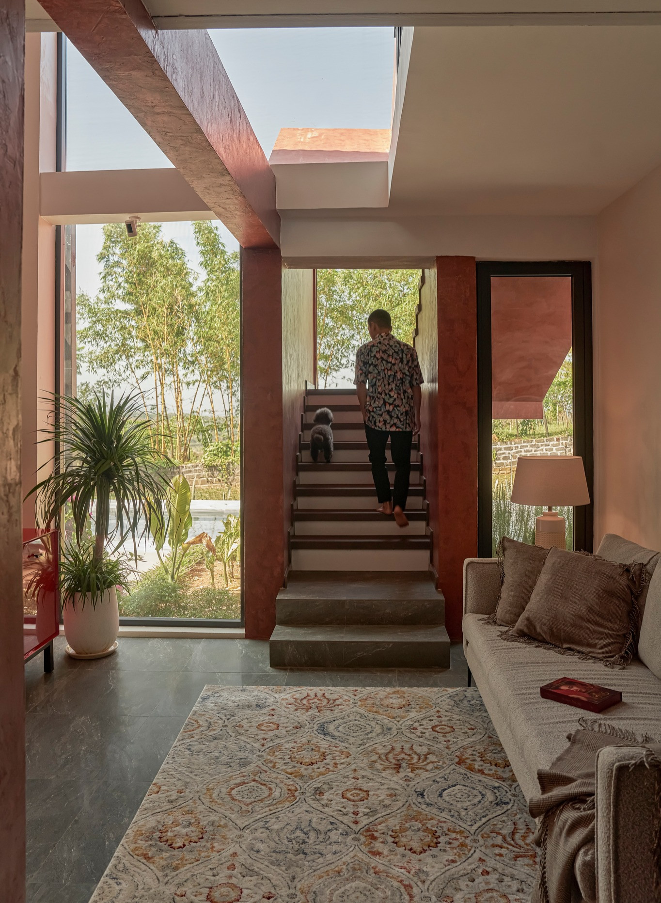 Ngôi nhà trên đỉnh đồi ở Bảo Lộc mang màu sắc vùng đất đỏ, tái sử dụng đồ cũ-7