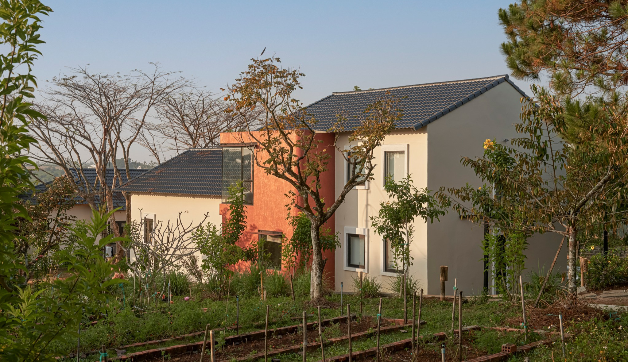 Ngôi nhà trên đỉnh đồi ở Bảo Lộc mang màu sắc vùng đất đỏ, tái sử dụng đồ cũ-10