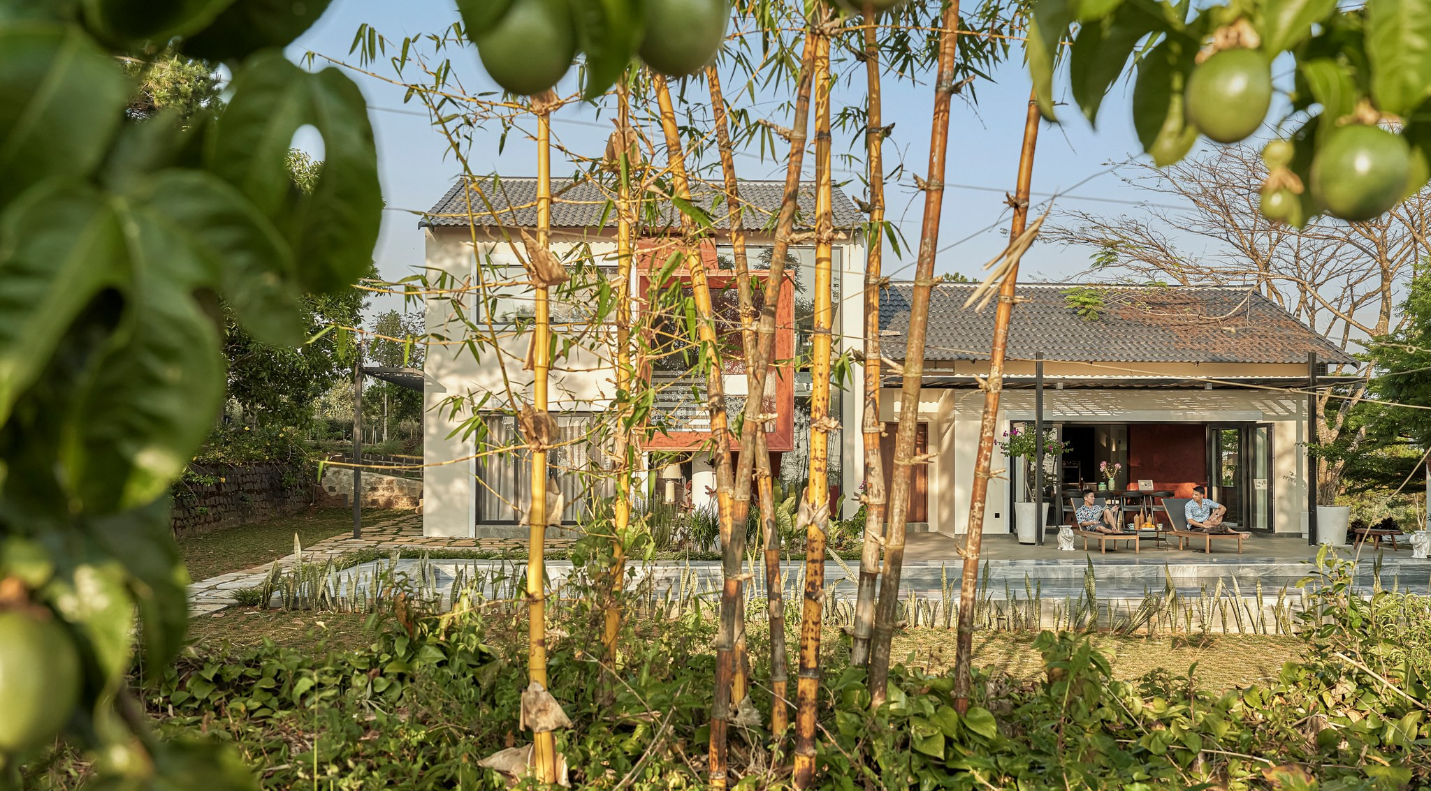 Ngôi nhà trên đỉnh đồi ở Bảo Lộc mang màu sắc vùng đất đỏ, tái sử dụng đồ cũ-11