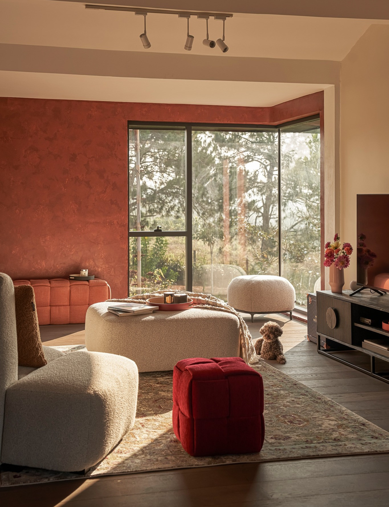 Ngôi nhà trên đỉnh đồi ở Bảo Lộc mang màu sắc vùng đất đỏ, tái sử dụng đồ cũ-12