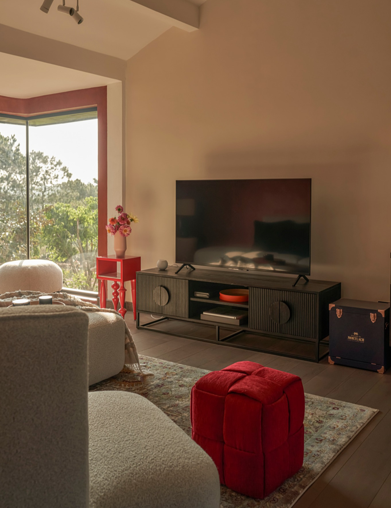 Ngôi nhà trên đỉnh đồi ở Bảo Lộc mang màu sắc vùng đất đỏ, tái sử dụng đồ cũ-13