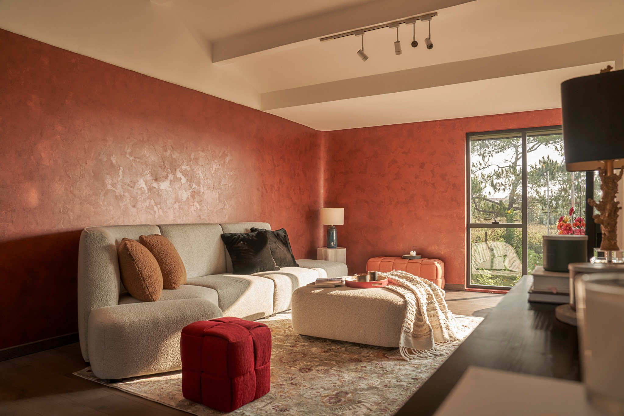 Ngôi nhà trên đỉnh đồi ở Bảo Lộc mang màu sắc vùng đất đỏ, tái sử dụng đồ cũ-14