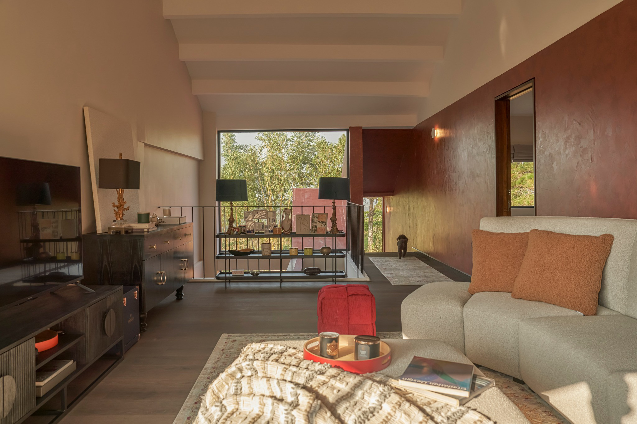 Ngôi nhà trên đỉnh đồi ở Bảo Lộc mang màu sắc vùng đất đỏ, tái sử dụng đồ cũ-15