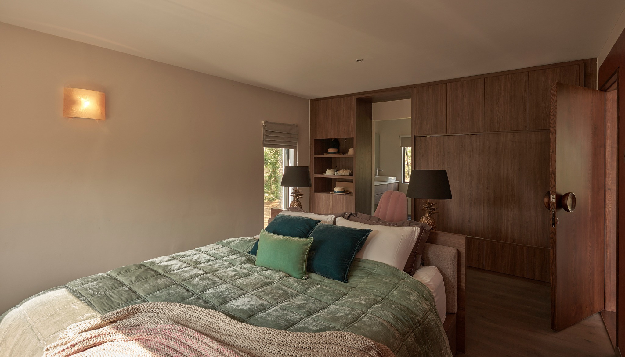 Ngôi nhà trên đỉnh đồi ở Bảo Lộc mang màu sắc vùng đất đỏ, tái sử dụng đồ cũ-17