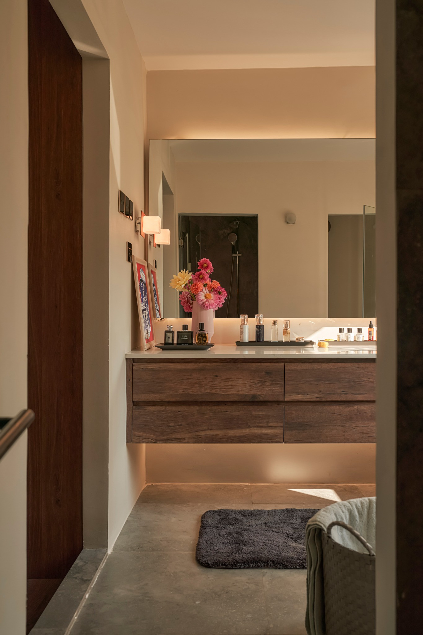 Ngôi nhà trên đỉnh đồi ở Bảo Lộc mang màu sắc vùng đất đỏ, tái sử dụng đồ cũ-19