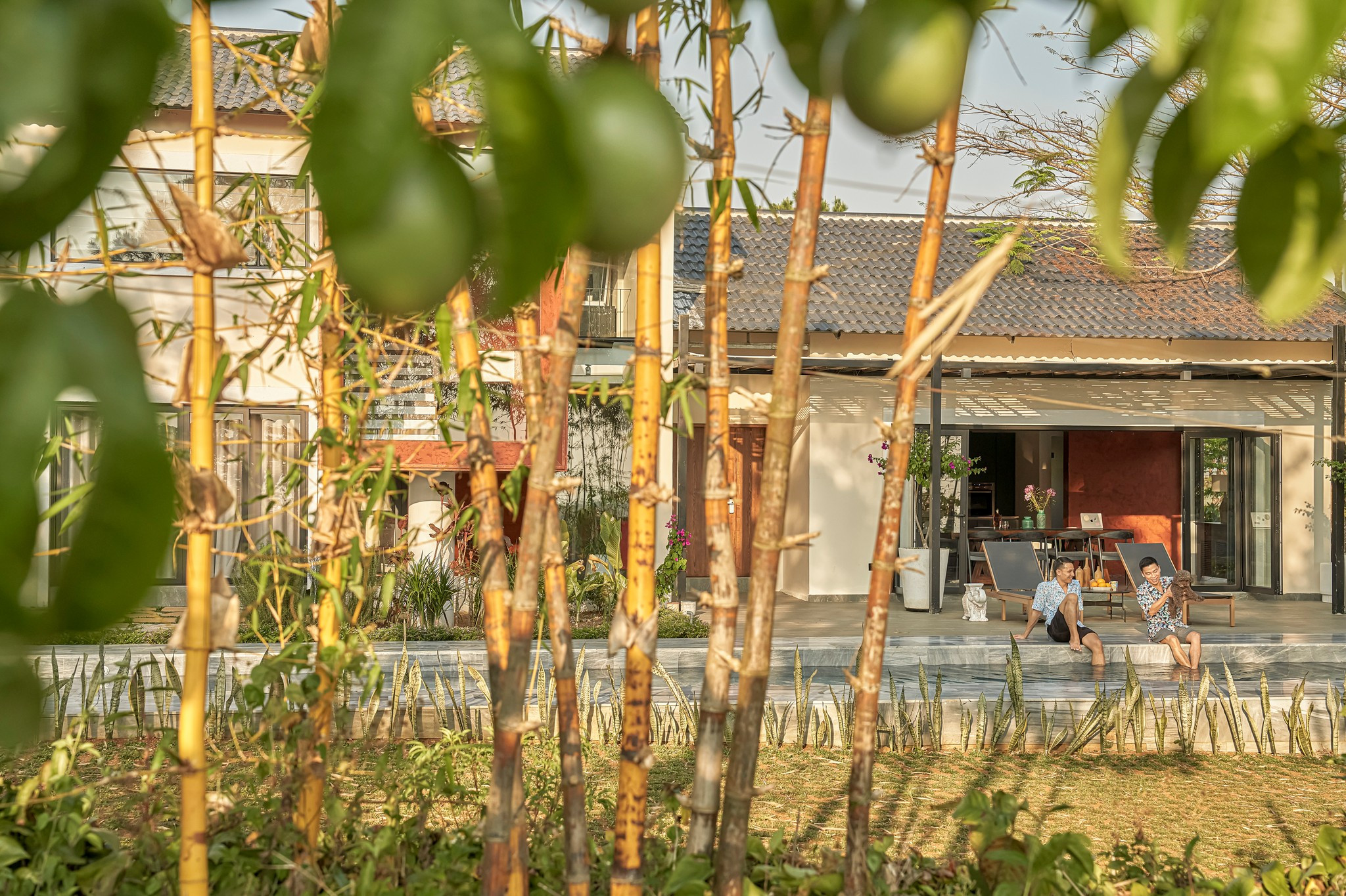 Ngôi nhà trên đỉnh đồi ở Bảo Lộc mang màu sắc vùng đất đỏ, tái sử dụng đồ cũ-20